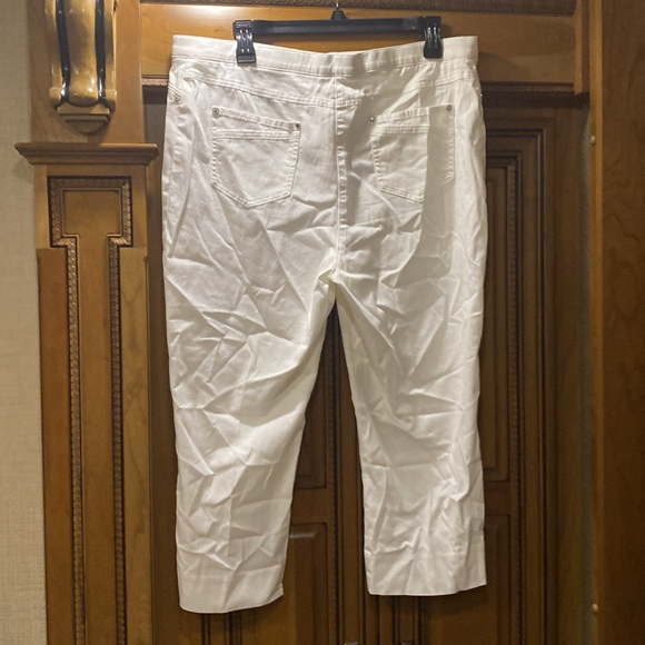 Laura White Trim Slim Leg Capris Size 14 - Picture 7 of 10